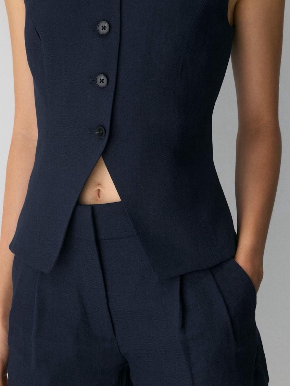 Aritzia Wilfred Regal Vest - Crepette in Admiral Navy. Size 4. - Picture 4 of 7